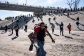 Des migrants centraémricains tentent de franchir la frontière entre le Mexique et les Etats-Unis, à Tijuana le 25 novembre 2018