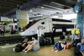 Des voyageurs attendent la reprise du trafic à la gare de Montparnasse, après un incendie sur un poste électrique, le 27 juillet 2018 à Paris 