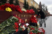 Une jeune femme dépose des fleurs en mémoire des victimes de l'attentat du métro de Saint-Pétersbourg, le 4 avril 2017 près du Kremlin, à Moscou