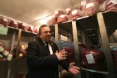 Le PDG de l'usine Novin Saffron, Ali Chariati, dans une pièce de stockage du safran, le 12 novembre 2018 en Iran
