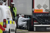 Des membres de la police scientifique britannique inspecte le camion charnier où 39 migrants vietnamiens ont trouvé la mort, le 23 octobre 2019 à Grays (Royaume-Uni)