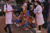Des blessés pris en charge par des médecins devant un hôpital de Beyrouth après deux puissantes explosions, le 4 août 2020 au Liban