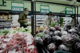 Des habitants font des courses dans un supermarché de Pékin, le 25 avril 2022