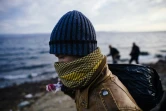 Un jeune vient d'arriver sur la plage de l'île de Lesbos en Grèce venant de Turquie, le 10 octobre 2015 