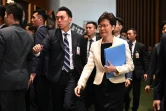 La cheffe de l'exécutif Carrie Lam, empêchée de prononcer son allucation par des parlementaires pro-démocratie, quitte le Parlement, le 17 octobre 2019 à Hong Kong