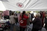 Des personnes déplacées par les combats reçoivent une aide humanitaire au point de distribution de la Croix-Rouge russe à Koursk, le 15 août 2024