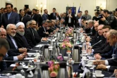 Le président iranien Hassan Rohani (3e g) et son ministre des Affaires étrangères, Mohammad Javad Zarif, rencontre le ministre de l'Economie Emmanuel Macron (2e d) et le président du Medef, Pierre Gattaz (3e g) et le ministre des Affaires étrangères Laurent Fabius (4e d), le 27 janvier 2016 à Paris