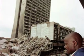 Devant l'ambassade américaine à Nairobi, au lendemain de l'attentat du 7 août 1998 qui a fait 213 morts et plus de 4.000 blessés