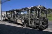 Un bus incendié lors d'affrontement entre forces de sécurité et délinquants à Rio de Janeiro, le 20 août 2018