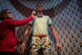 Une employée du musée Grévin ajoute la touche finale à la statue de Stromae