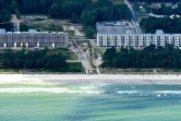 Vue aérienne de deux blocs du complexe nazi de Prora peu à peu transformés en appartements privés de luxe, le 18 août 2016, sur l'île de Rügen dans la mer Baltique