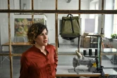 Vera Guenther, co-fondatrice de mimycri, dans son atelier à Berlin, un des sacs réalisés à partir de canot de sauvetage derrière elle