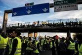 Des "gilets jaunes" bloquent l'autoroute A6 à Villefranche-sur-Saöne, le 24 novembre 2018