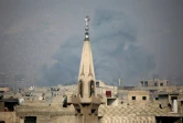 De la fumée au-dessus du quartier de Jobar après une frappe aérienne des forces syriennes contre des positions tenues par les rebelles, le 19 mars 2017 dans la partie est de Damas