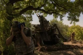Des militaires ukrainiens de la 43e brigade d'artillerie tirent sur des positions russes, dans une zone non divulguée de la région de Donetsk, le 8 août 2024