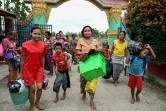 Des habitants viennent se mettre à l'abri dans un monastère, à Sittwe, en Birmanie, à la veille de l'arrivée du cyclone Mocha, le 12 mai 2023