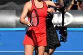 La Roumaine Simona Halep salue les supporteurs après sa victoire face à la Tchèque Karolina Pliskova en quarts de finale de l'Open d'Australie, le 24 janvier 2018 à Melbourne 