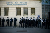Des policiers sont rassemblés le 26 avril 2021 devant un commissariat à Paris pour rendre hommage à leur collègue tuée à Rambouillet