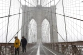 Des passants bravent le froid sur le pont de Brooklyn à New York, jeudi 4 janvier