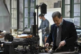 Un employé prépare une machine imprimant des caractères de plomb frappés de signes hiéroglyphes dans l'atelier typographique de l'Institut français d'archéologie orientale, le 10 décembre 2020 au Caire