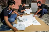 Décompte des bulletins de vote aux législatives, le 10 octobre 2021 à Bagdad, en Irak