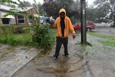 Un habitant de Jacksonville marche dans une rue inondée, après le passage de l'ouragan Matthew, le 7 octobre 2016 en Floride