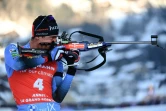 Le Français Quentin Fillon-Maillet, sur le pas de tir, lors de la poursuite, comptant pour la Coupe du monde de biathlon, le 18 décembre 2021 au Grand Bornand