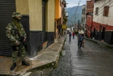 Un soldat surveille les rues d'Ituango, le 19 octobre 2019, avant des élections locales en Colombie, alors que la campagne a été marquée par des épisodes de violence.