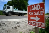 Un panneau "Terrain à vendre" près de la côte, dans le district de Jucuaran, le 20 juillet 2024 au Salvador