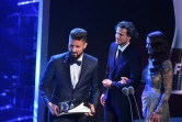 Le Français Olivier Giroud (g) pose sur le podium après avoir reçu  le prix Puskas du plus beau but de l'année, le 23 octobre 2017 à Londres