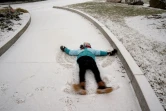 Enfant jouant dans la neige à Washington DC, le 16 janvier 2022