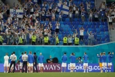 Les joueurs finlandais communient avec leurs supporters dans une tribune du stade de Saint-Pétersbourg à l'issue du match contre la Belgique, le 21 juin 2021 