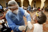 Une femme reçoit une dose du vaccin Pfizer-BioNTech contre le Covid-19 dans un centre de vaccination à Tlaquepaque, au Mexique, le 8 mars 2021