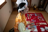 Kyoko Ishikawa montre sa collection de souvenirs olympiques dans sa résidence de Tokyo, le 18 décembre 2020