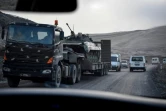 Un camion de l'armée arménienne transporte un véhicule blindé près de Stepanakert, le 12 novembre 2020
