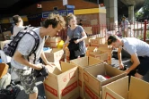 Des Londoniens déposent des cartons de vêtements, de l'eau, de la nourriture sous le pont de la voie rapide A40, qui longe la tour Grenfell, le 15 juin 2017