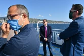 Le juge italien Roberto Di Bella (arrière), accompagné de deux gardes du corps, attend dans le port sicilien de Messine un ferry à destination de Reggio de Calabre, le 7 juillet 2020. 
