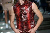 Un modèle au défilé Versace à Milan, le 16 juin 2018