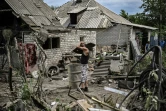 Un Ukrainien, le 13 juin 2022, dans la cour de la maison de sa mère, tuée dans les bombardements de Lyssytchansk, dans l'est de l'Ukraine
