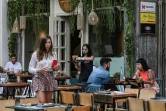 A la terrasse d'un café à Athènes, le 25 mai 2020