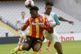 L'attaquant de Lens, Arnaud Kalimuendo-Muinga (g), à la lutte avec le défenseur de Metz, le Ghanéen John Boye, lors de leur match de L1, le 14 mars 2021 au stade Bollaert à Lens