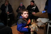 Un enfant ukrainien Mikhailo, 5 ans, tient un jouet dans un abri souterrain pendant une alerte à la bombe à Kiev, le 26 février 2022