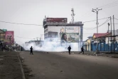 La police congolaise jette des gaz lacrymogènes lors d'une manifestation contre le maintien au pouvoir du président Joseph Kabila, le 21 janvier 2018 à Kinshasa