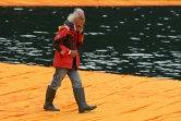 L'artiste Christo Vladimirov Javacheff parcourt les "Floating Piers", sur le lac Iseo en Italie, le 16 juin 2016