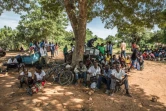 Des habitants attendent une distribution d'aide alimentaire, le 22 janvier 2020 à Simumbwe, en Zambie
