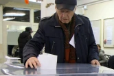 Un électeur vote, le 9 octobre 2016 à Vilnius