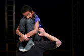 L'artiste circassien français Victor Cathala, co-fondateur du Cirque Aïtal, porte le jeune Jordan sur son dos durant une répétition, le 18 décembre 2021 à Muret, en Haute-Garonne