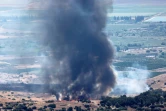 Colonnes de fumée après la chute  d'une roquette tirée depuis le sud du Liban sur la région de la Haute Galilée, dans le nord d'Israël, le 21 juillet 2024
