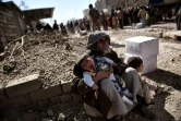 Un vieil homme et deux enfants au milieu le 10 mars 2017 à Mossoul où les forces de sécurité iraiennes progressent 