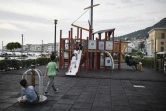 Des enfants, migrants et grecs, jouent sur une aire de jeux de Vathy, le chef-lieu de l'île de Samos, le 19 juin 2019
